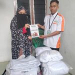 Ibu Khodijah dkk menitipkan selendang kepada BMH untuk anak yatim dan dhuafa