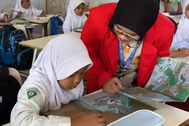 Mengembangkan kemampuan komunikasi siswa melalui program pembelajaran membaca dan memahami teks di SDN Margorejo V/407