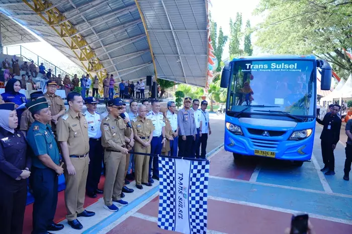 Prof.  Zudan Arif Fakrulloh meluncurkan dua unit bus Trans Sulsel